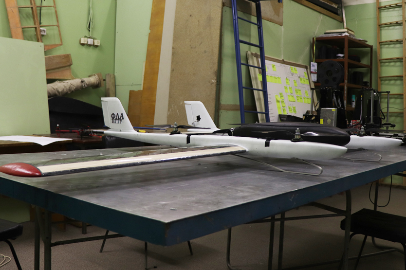 Quadrocopter and aircraft hybrid for the transportation of goods over long distances made by NSTU NETI students 