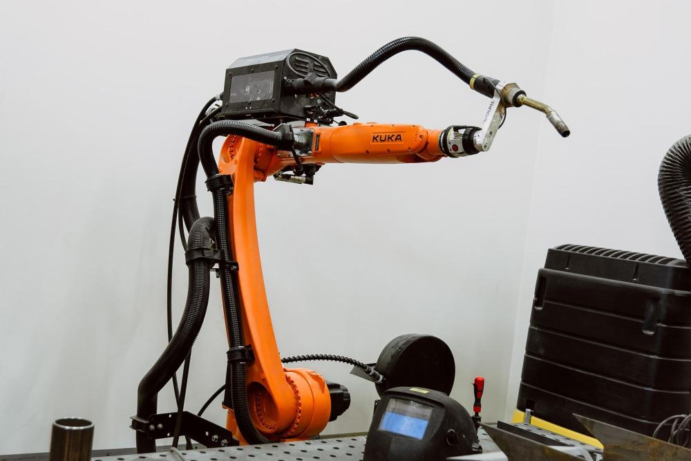 Scientists at NSTU-NETI will equip a welding robot with "sensory organs" for self-programing