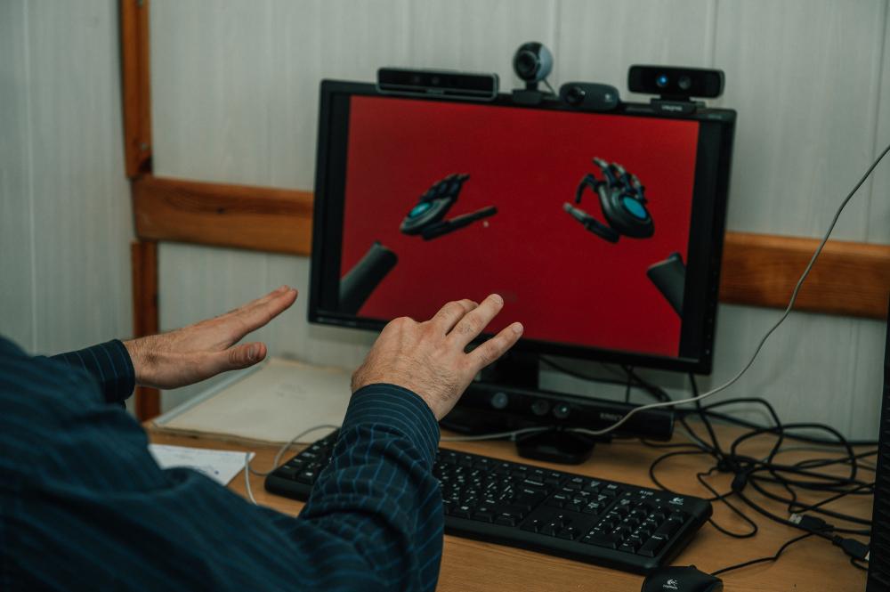 NSTU NETI deaf programmer created the software able to translate gestures into spoken Russian and control the computer without a mouse (video)