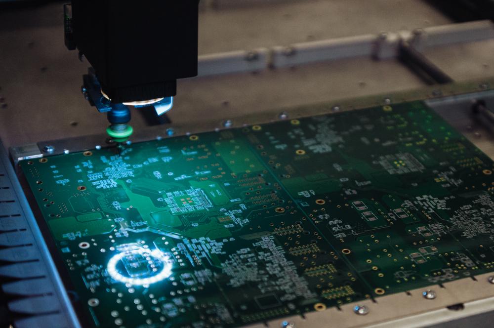 NSTU NETI engineers taught a robot to make small-scale assembly of printed circuit boards without stencils (video)