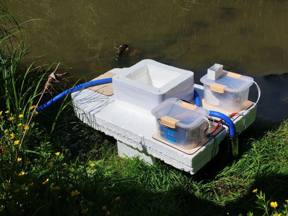 NSTU-NETI in cooperation with Education Center No. 165 named after V. A. Berdyshev conducted tests of a floating drone for remote sampling of water